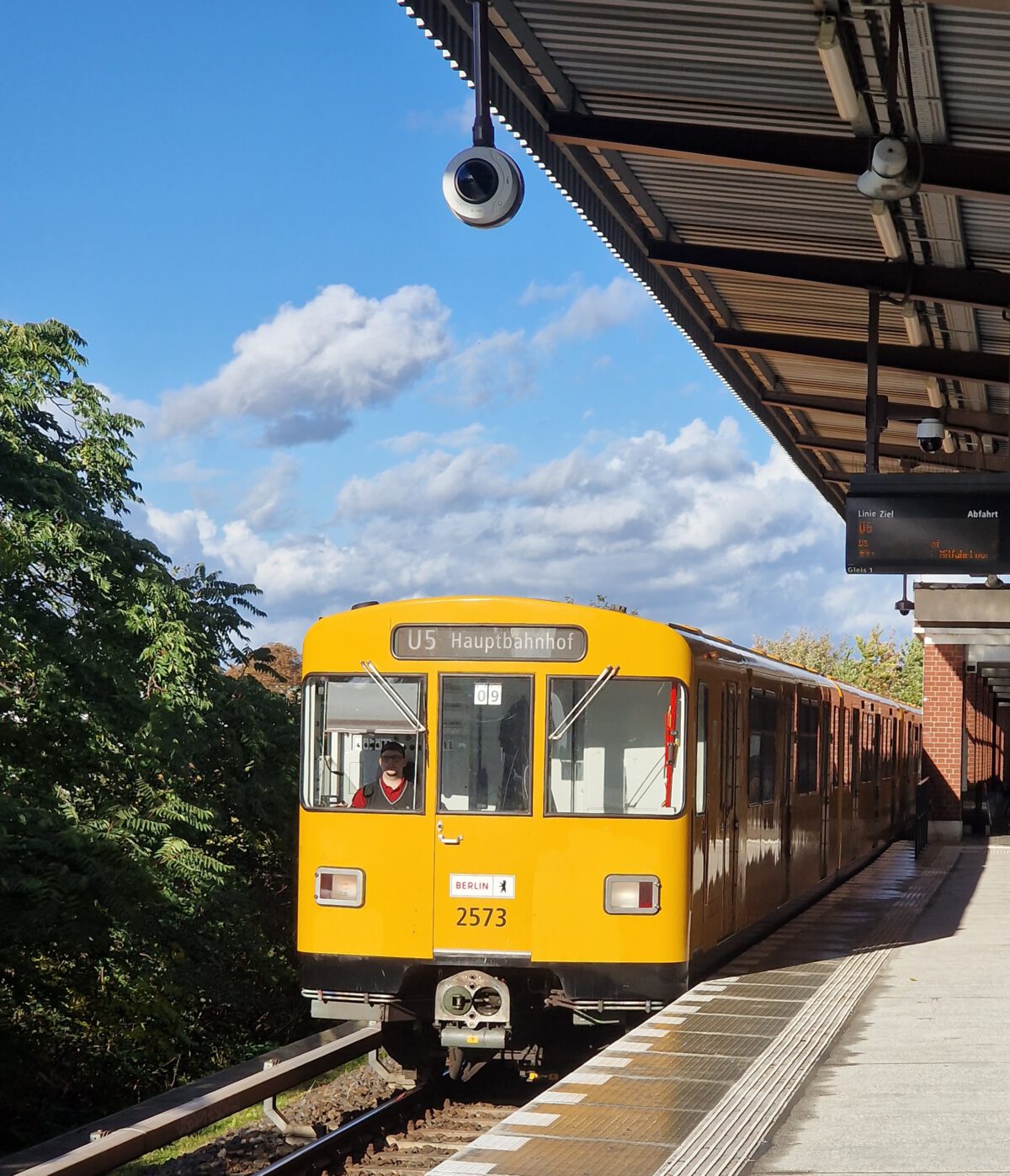 U Bahn Der Bvg Auf Der U Am Elsterwerdaer Platz Archiv Von