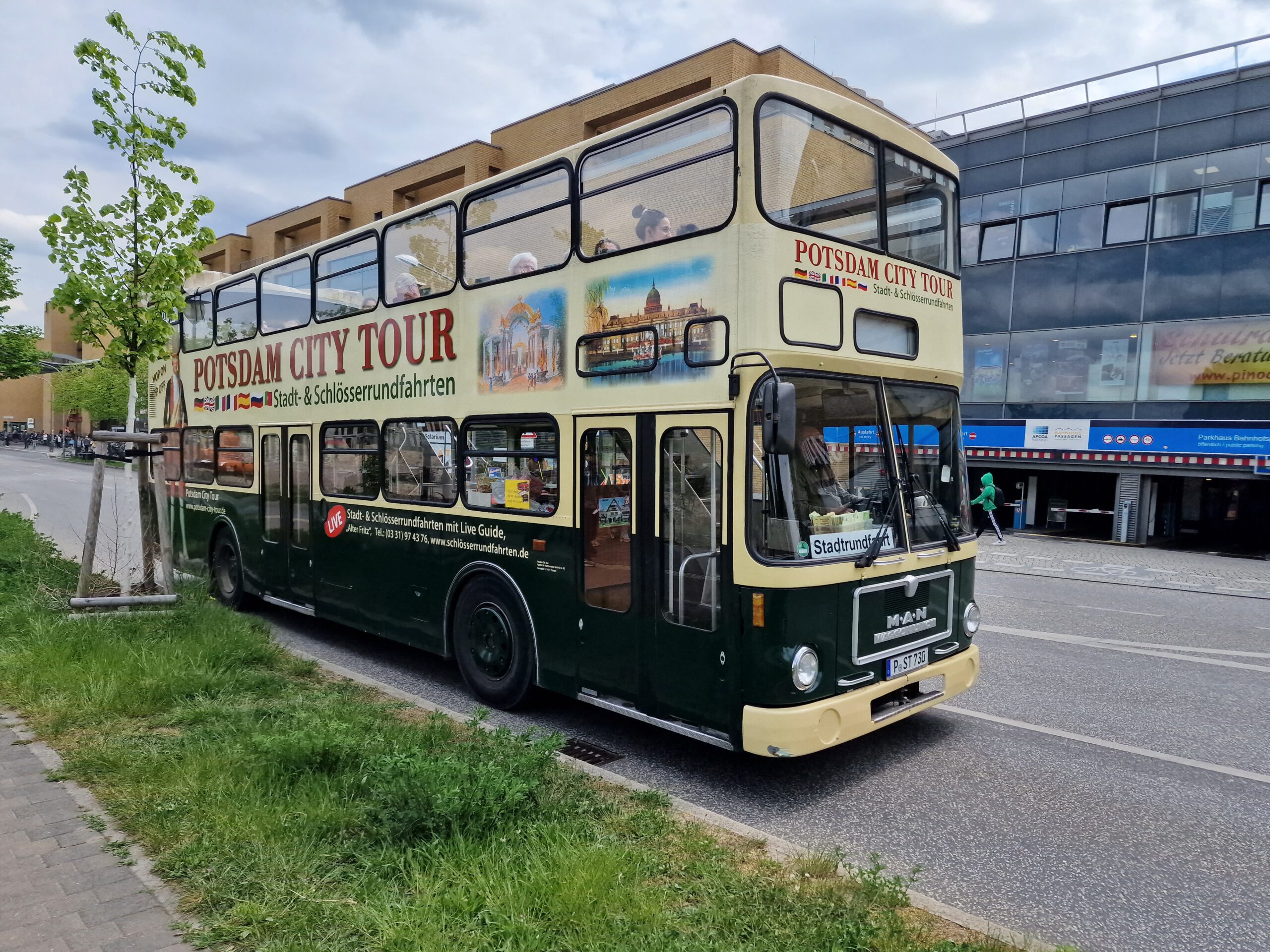 Ein Ehemaliger Berliner Doppeldeckerbus Auf Stadtrundfahrt In Potsdam ...